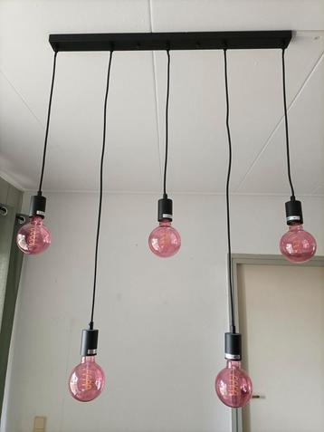 Hanglamp zwart met 5 roze LED lampen  beschikbaar voor biedingen
