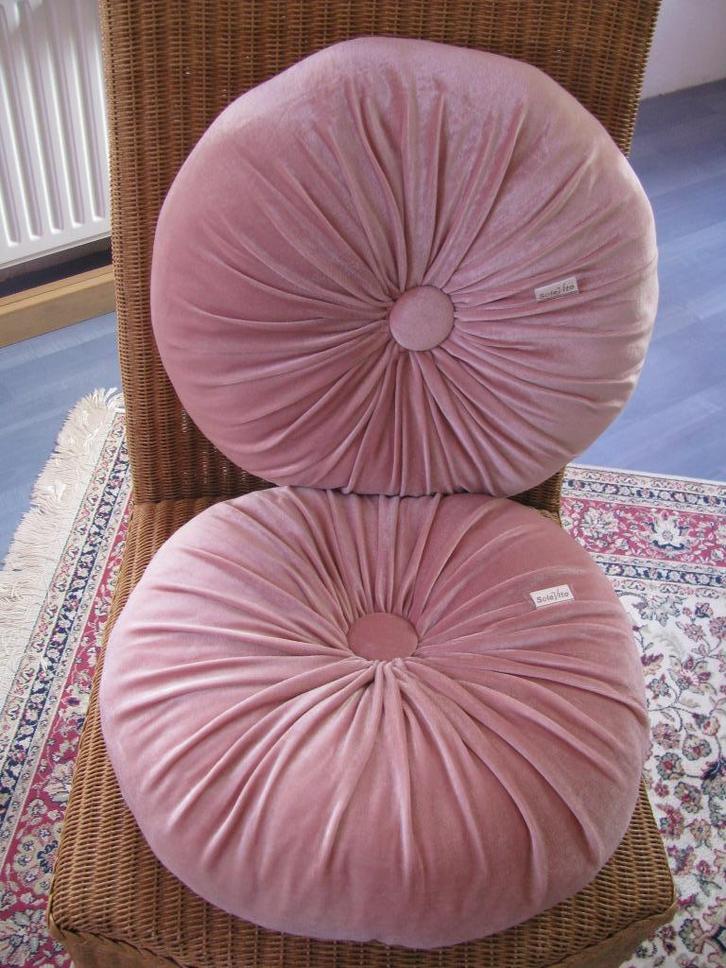 SoleVito * 2 x pompoen kussen * zacht roze in 1 koop = € 15, Huis en Inrichting, Woonaccessoires | Kussens, Zo goed als nieuw