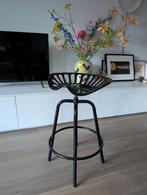 Zwarte metalen barkruk met tractorzitting, Huis en Inrichting, Barkrukken, Ophalen, In hoogte verstelbaar, 60 tot 90 cm, Zo goed als nieuw