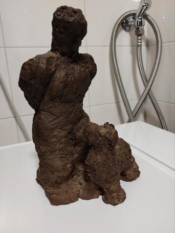Terracotta beeld Raw Art of Art Brut man met zijn hond beschikbaar voor biedingen