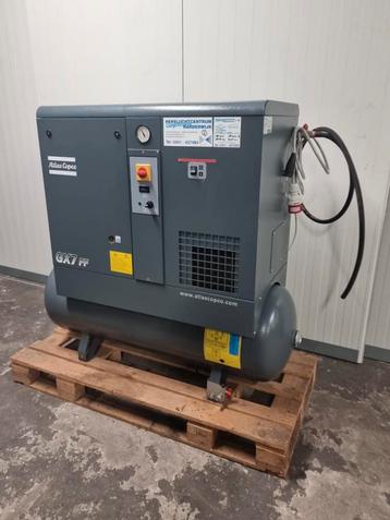 Atlas Copco 7.5 kw schroefcompressor op tank met droger beschikbaar voor biedingen
