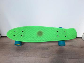 Limegroen pennyboard beschikbaar voor biedingen