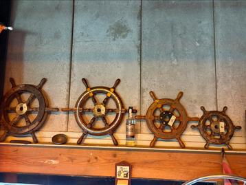 Meerdere bootsturen, verschillende formaten beschikbaar voor biedingen