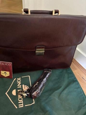 NIEUW - Tony Perotti (laptop)tas in donkerbruin leder beschikbaar voor biedingen