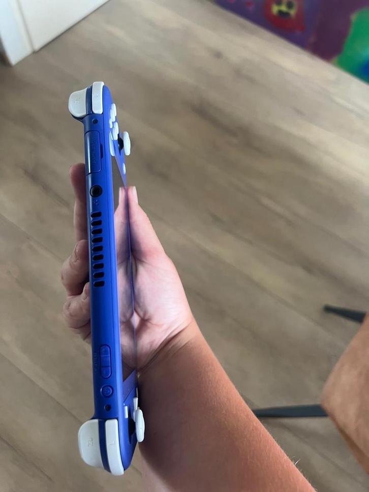 Nintendo Switch Lite - Blauw met oplader, Spelcomputers en Games, Spelcomputers | Nintendo Switch, Zo goed als nieuw, Switch Original