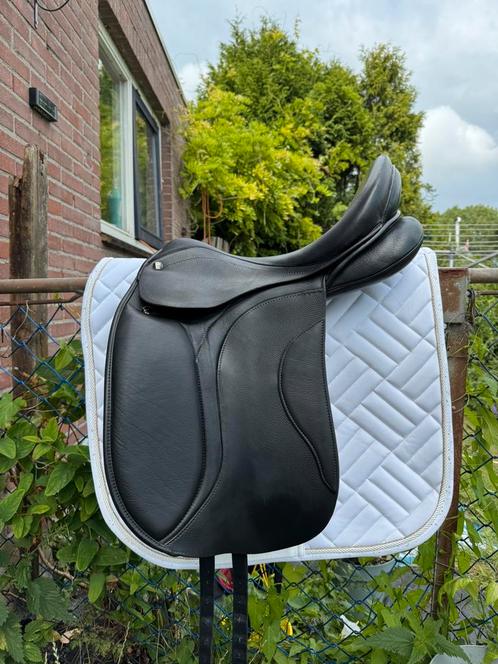 Kingsley D1 zadel 17,5 inch - medium - zwart, Dieren en Toebehoren, Paarden en Pony's | Zadels, Zo goed als nieuw, Dressuur, Ophalen of Verzenden