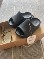 Adidas Yeezy Kids “Dark Onyx” slides maat: 27 (NIEUW), Adidas, Jongen of Meisje, Schoenen, Nieuw