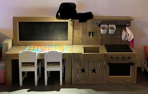Steigerhout keukentje en bureau met krijtbord en stoeltjes, Kinderen en Baby's, Speelgoed | Speeltafels, Gebruikt, Ophalen