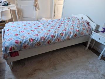 Mooi 1 persoons houten bed. Met auping verstelbare bodem  beschikbaar voor biedingen