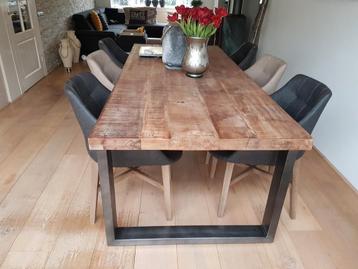 Zes eetkamerstoelen 