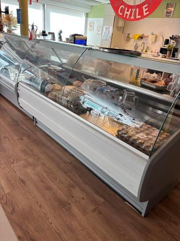 Vitrine beschikbaar voor biedingen