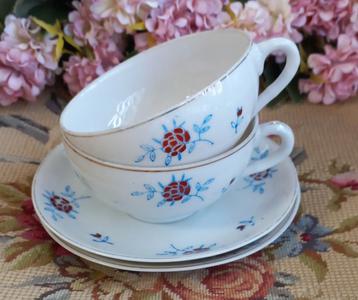 Set van2 oude brocante kopjes en schotels,rode bloem,"Lucky" beschikbaar voor biedingen