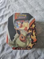 Pokémon TCG Eevee Evolutions Tin 'Flareon' (NEW), Ophalen of Verzenden, Nieuw, Overige typen