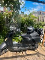 Zwarte Scooter - 2018 - Inclusief Helm, Fietsen en Brommers, Ophalen, Gebruikt, Maximaal 45 km/u, Benzine