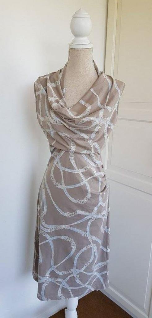 Susskind jurk taupe M, Kleding | Dames, Jurken, Zo goed als nieuw, Knielengte, Verzenden