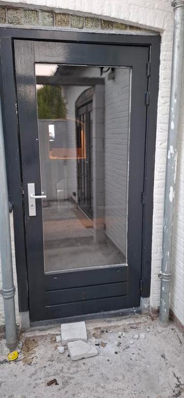 complete buitendeur (inc. beglazing, slot, sleutels, dorpel) beschikbaar voor biedingen