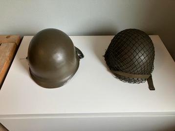 2x helmen militaria beschikbaar voor biedingen