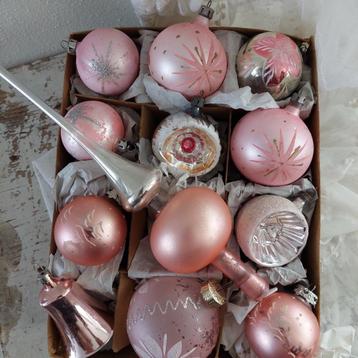 Oude kerst/oude glazen kerstversiering in roze beschikbaar voor biedingen