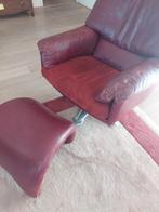 Leolux Fauteuil Cece met bijpassende hocker - Bordeaux Rood, Huis en Inrichting, Fauteuils, Ophalen, Metaal, Gebruikt, 75 tot 100 cm