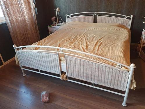 Stevige metalen bed, groot 180x200, uit elkaar te halen, Huis en Inrichting, Slaapkamer | Bedden, Zo goed als nieuw, Tweepersoons