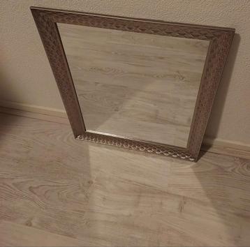 Mooie rechthoekige spiegel met zilveren rand beschikbaar voor biedingen