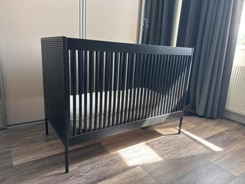 Zwart Ledikant met Matras en Beschermer beschikbaar voor biedingen