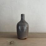 Grijs kruikje vaasje fles aardewerk 18 cm hoog, Overige kleuren, Aardewerk of Porselein, Ophalen of Verzenden, Zo goed als nieuw