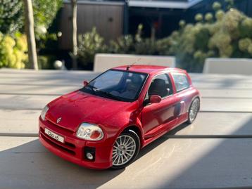 Renault Clio V6 Phase 1 | Universal Hobbies 1:18 beschikbaar voor biedingen