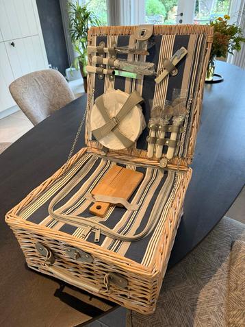 Complete Picknickmand voor een heerlijke dag! beschikbaar voor biedingen