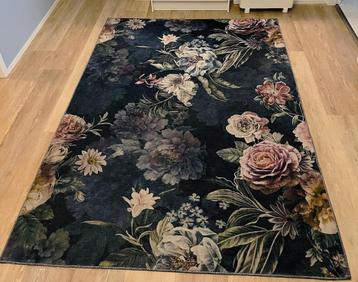 Mooi groot laagpolig vloerkleed donkerblauw met bloemen beschikbaar voor biedingen