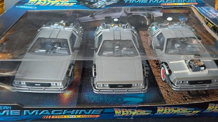 De Lorean DMC Back To the Future set 3x 1:24 Welly Pol, Hobby en Vrije tijd, Modelauto's | 1:24, Zo goed als nieuw, Welly, Verzenden