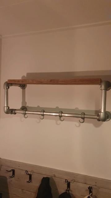 Wandkapstok steigerbuis, houten legplank beschikbaar voor biedingen