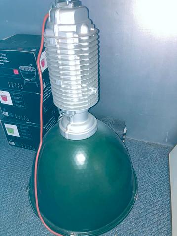 Zeer mooie grote industriele lamp beschikbaar voor biedingen