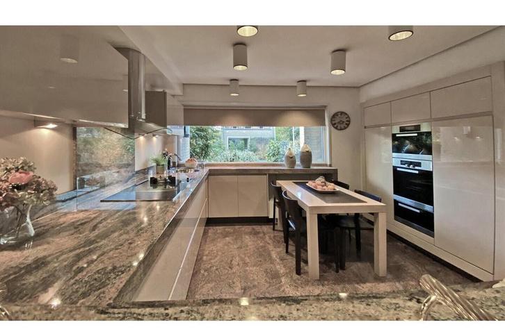 Keuken u opstelling met granieten blad en miele apparatuur., Huis en Inrichting, Keuken | Complete keukens, Zo goed als nieuw