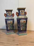 Twee Chinese vazen met gedetailleerde decoratie, Antiek en Kunst, Ophalen of Verzenden