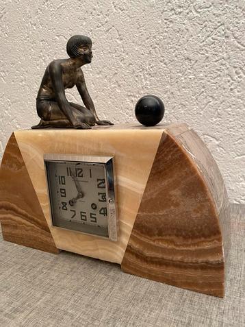 Art Deco Franse schouwpendule met Beeld beschikbaar voor biedingen