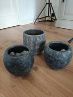 Drie mooie grijze bloempotten, Steen, Rond, Zo goed als nieuw, Tuin