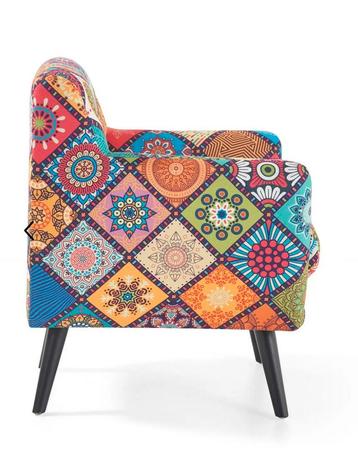 Kleurrijke fauteuil met patchworkprint beschikbaar voor biedingen