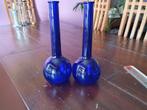 Kobaltblauwe glazen flessen, 2 stuks, Huis en Inrichting, Woonaccessoires | Vazen, Blauw, Ophalen of Verzenden, Minder dan 50 cm