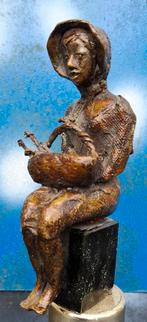 Dame met mandje. Bronzen sculptuur. Marmer sokkel. 16.5 cm., Ophalen, Zo goed als nieuw, Mens
