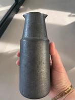 House Doctor Pion Fles Vaas Zwart, Huis en Inrichting, Woonaccessoires | Vazen, Ophalen, Zwart, Aardewerk of Porselein, Nieuw