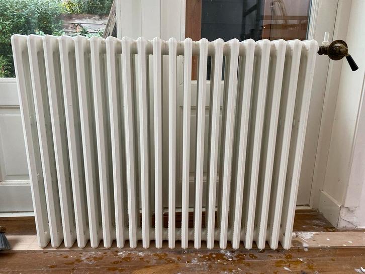 Gietijzeren Radiator - Klassiek & Robuust, Doe-het-zelf en Verbouw, Verwarming en Radiatoren, Gebruikt, Radiator, 800 watt of meer