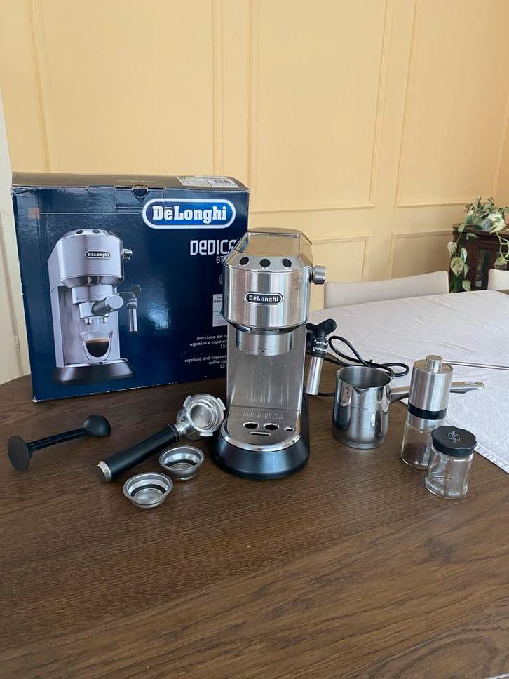 Delonghi Dedica Espressomachine Compleet met toebehoren, Witgoed en Apparatuur, Koffiezetapparaten, Gebruikt, Gemalen koffie, Espresso apparaat