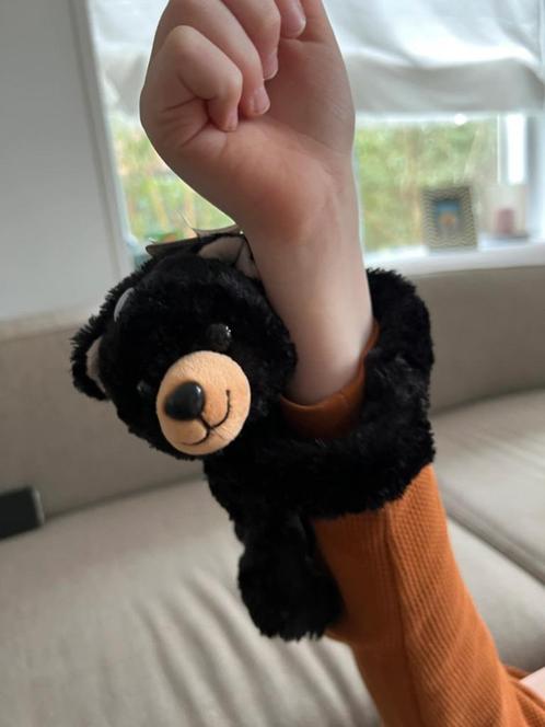 Huggers - zwarte beer klaparmband, Kinderen en Baby's, Speelgoed | Knuffels en Pluche, Zo goed als nieuw, Beer, Ophalen of Verzenden