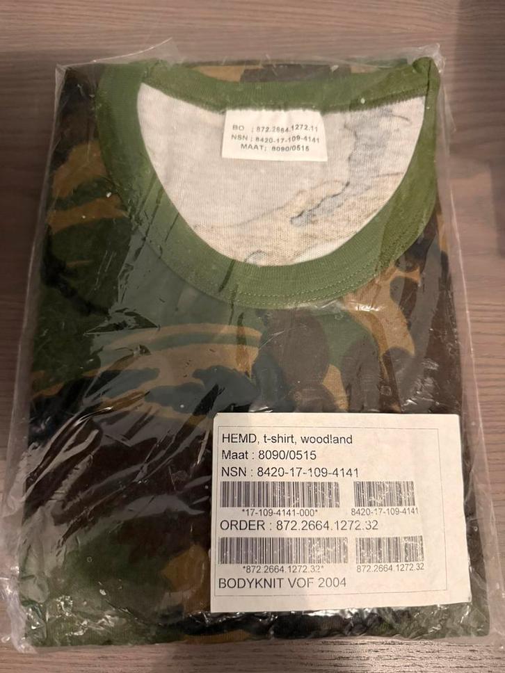 Hemd - tshirt woodland KL, Verzamelen, Militaria | Algemeen, Landmacht, Kleding of Schoenen, Nederland, Verzenden