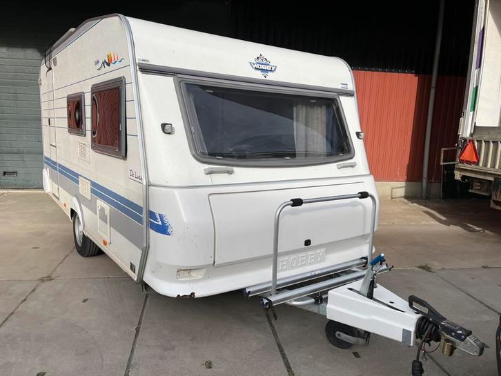 Hobby De Luxe, Caravans en Kamperen, Caravans, Particulier, tot en met 4, 1000 - 1250 kg, Treinzit, Hobby, Vast bed, 5 tot 6 meter