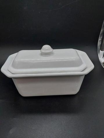 Robuuste witte terrine met deksel beschikbaar voor biedingen