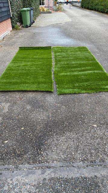 Aangeboden twee nieuwe stukken kunstgras a kwaliteit beschikbaar voor biedingen
