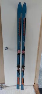 Blauwe skies (jrn 80), v decor of rekwisiet voor tv / toneel, Ophalen, Gebruikt, Ski's, Overige merken