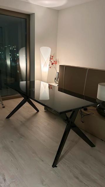 Eettafel beschikbaar voor biedingen